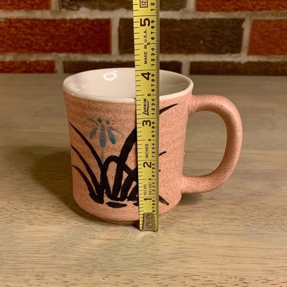 Pink‎ stoneware mug with a flower on it. - Picture 5 of 6